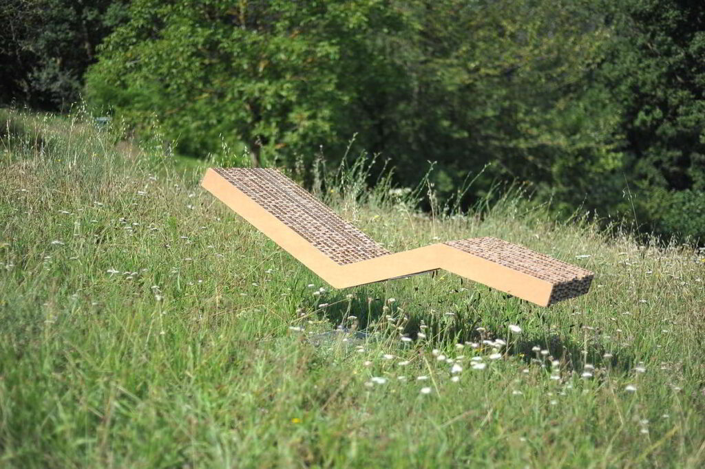 Chaisse longue in cartone Tomorrow in un prato